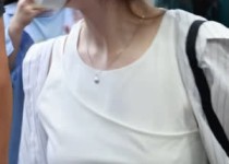 아이유 공항 패션 줄무늬 셔츠 속 봉긋한 흰 민소매 가슴라인