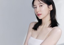 배우 박지현 화장품 지면광고 하얀 끈나시 뽀얀 윗슴골1.jpg