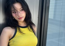 프로미스나인 이새롬 노란 민소매 + 체크스커트 엉벅지 - 워터밤 부산5.jpg