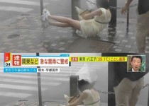 비바람에 쓰러지는 일본 여성.jpg