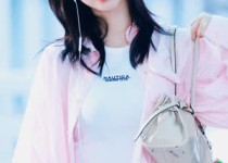 인천공항 에스파 카리나 청순 미모 핑크셔츠 흰티